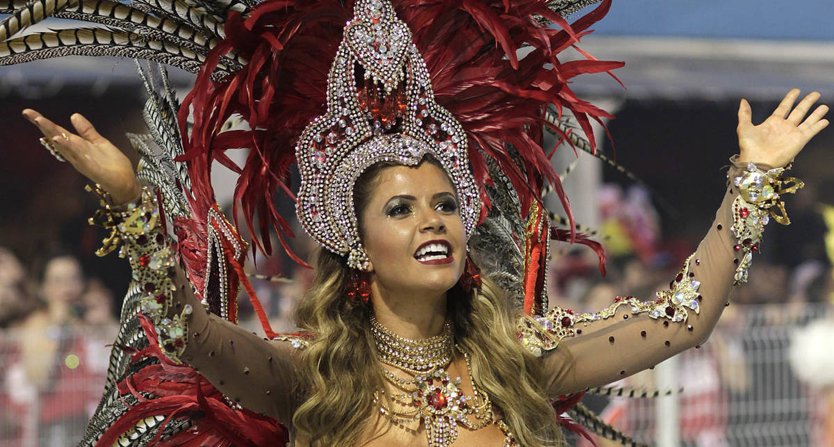 Девушка карнавал. Карнавал в Рио-де-Жанейро. Карнавал в Бразилии. Карнавал в Рио-де-Жанейро 2023. Латинская Америка бразильский карнавал.