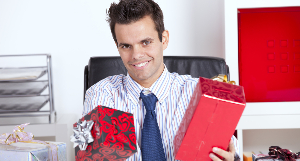 23 февраля: Поздравь друга мужской открыткой