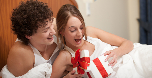 Поздравь ее с 8 марта - выиграй подарок себе