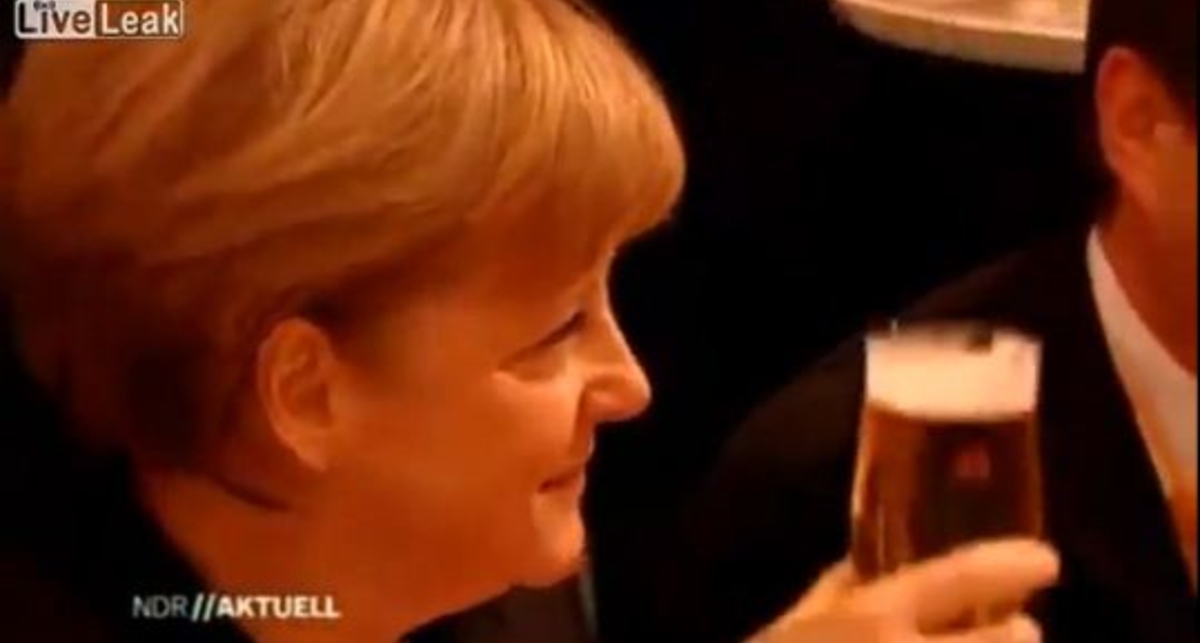 Подмоченная репутация: Ангелу Меркель облили пивом