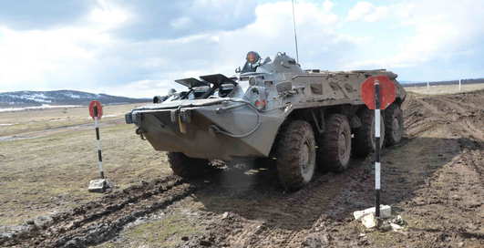 Черные береты штурмуют Крым на БТР-80