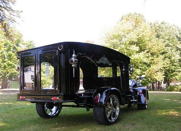 Смерть как хорош: Харлей стал катафалком Смерть как хорош: Харлей стал катафалком