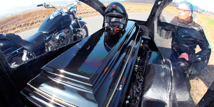 Смерть как хорош: Харлей стал катафалком Смерть как хорош: Харлей стал катафалком