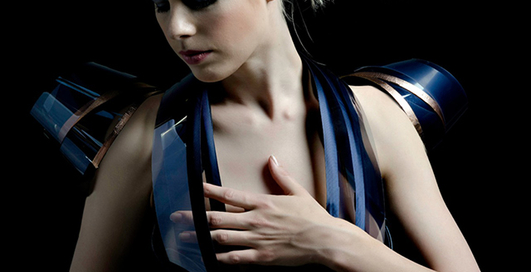 Создано платье, которое само раздевает женщину