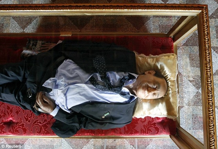 Геи похоронили Сильвио Берлускони