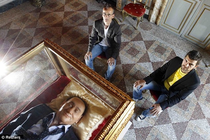 Геи похоронили Сильвио Берлускони