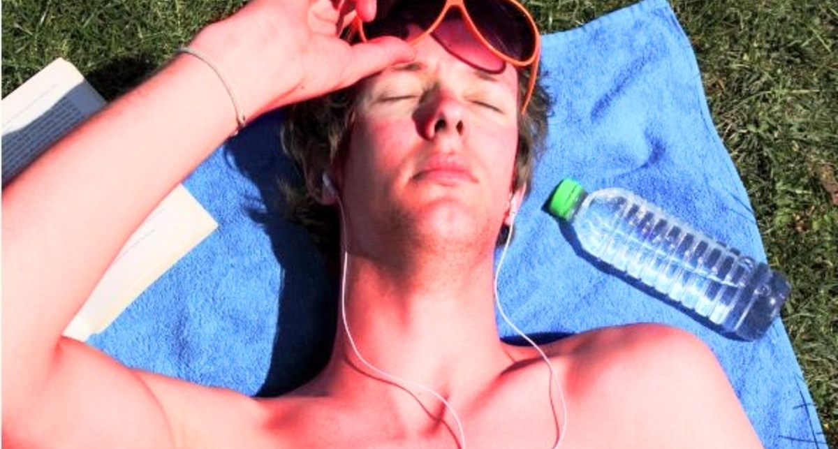 Если сгорел на солнце: 4 способа успокоить кожу