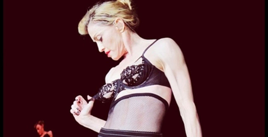 53-летняя Мадонна показала грудь на концерте