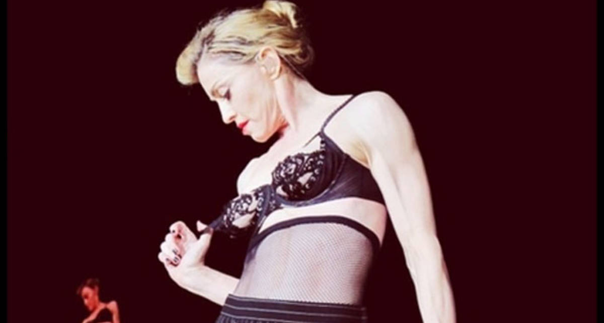 53-летняя Мадонна показала грудь на концерте