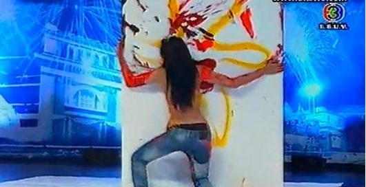 23-летняя художница рисовала голым телом