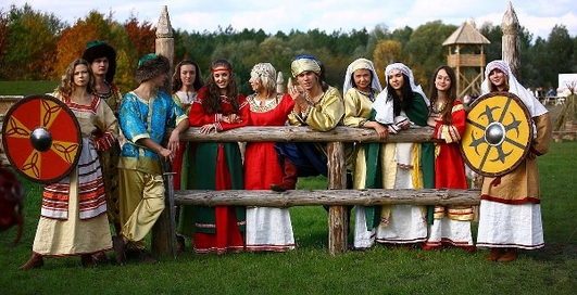 Красавицы Древней Руси идут под Киев