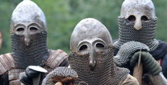 Под Киев едут парни с мечами в руках