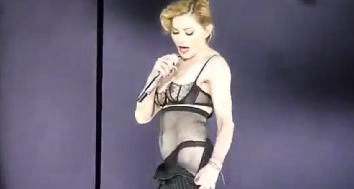 Мадонна устроила Парижу стриптиз