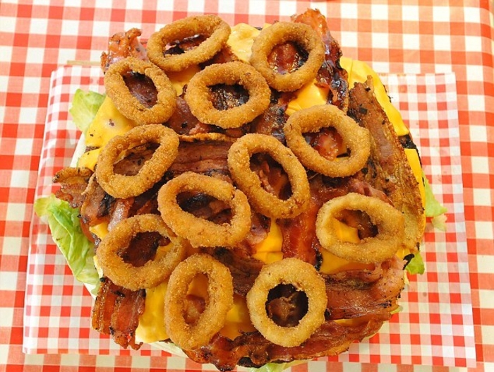 Мега-гамбургер испугал британцев