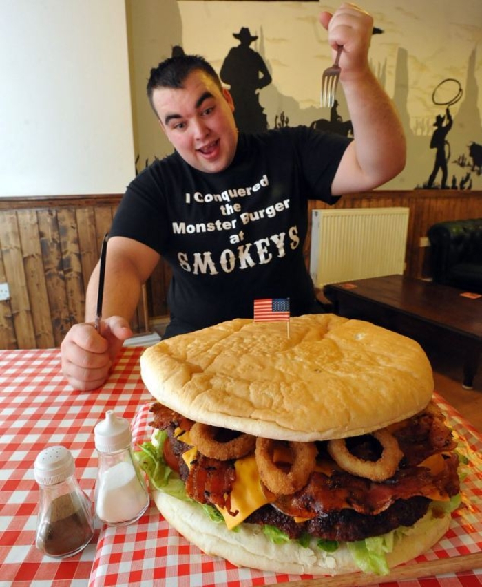 Мега-гамбургер испугал британцев