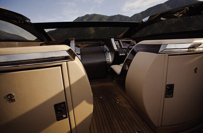 Яхта Бонда: где можно такую купить