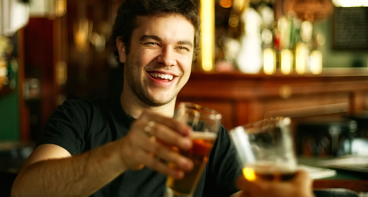 В офисах раздают бесплатное пиво на год