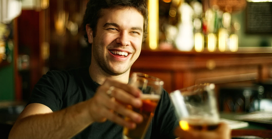 В офисах раздают бесплатное пиво на год