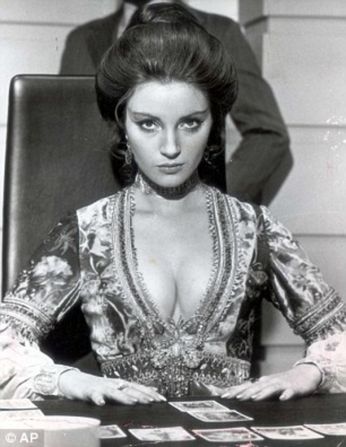 Джеймс Бонд распродает любимые вещи Джеймс Бонд распродает любимые вещи