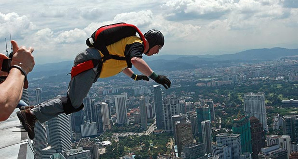 Храбрецы в Малайзии спрыгнули с 420 метров