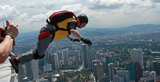 Храбрецы в Малайзии спрыгнули с 420 метров