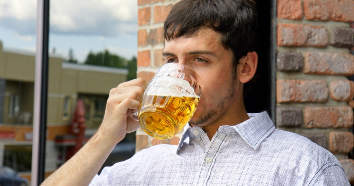 Зимнее фото мужчины с пивом. Мужчина пьет пиво 2000 года. Парень пьет пиво с пирожком. Выпивоха.