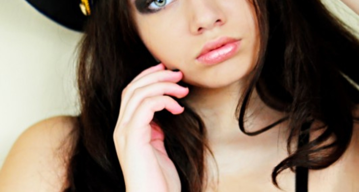 Девушка дня на MPORT: форма не по уставу