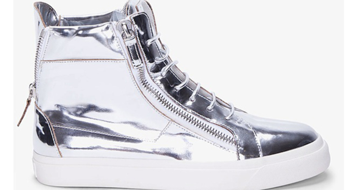 Блестящий вид: ТОП мужских вещей под серебро