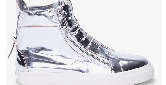 Блестящий вид: ТОП мужских вещей под серебро