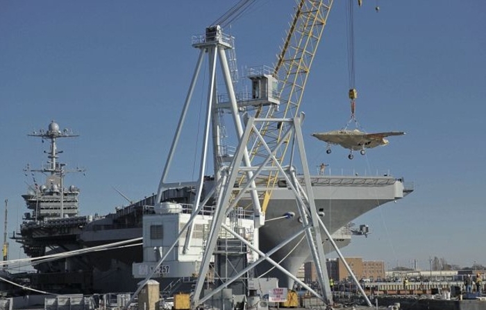 Беспилотный самолет уходит под воду