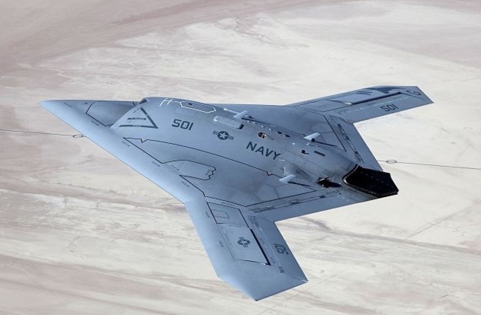 Беспилотный самолет уходит под воду