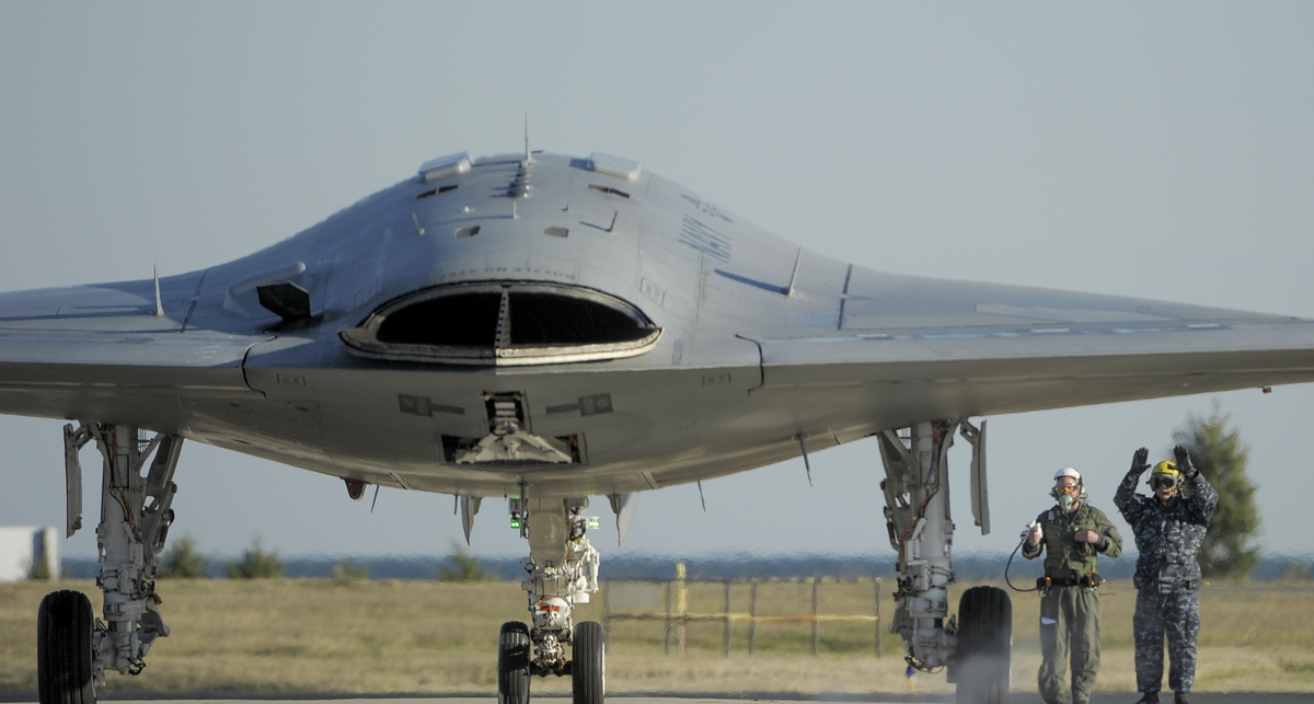 Беспилотный самолет уходит под воду