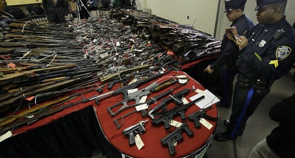 Ствол на стол: США разоружается после трагедии