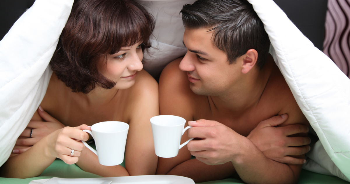 Утро с женой в постели. Кофе в постель. Кофе в постель для любимой. Чай в постель. Кофе в постель мужчине.