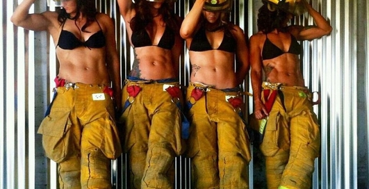 День пожарного: красавицы в шлемах