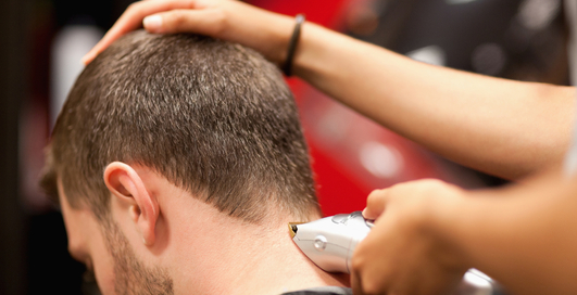 Парикмахеру в глаз: за такие стрижки бьют