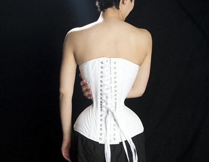 Девушка в одну руку: 10 плюсов ее тонкой талии