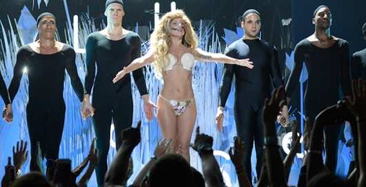 Награждение с обнажением: Леди Гага на празднике MTV