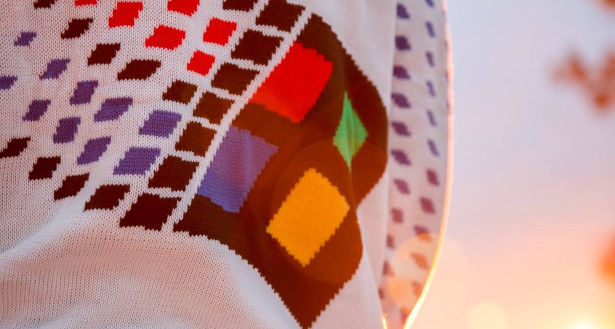 Microsoft выпустили уродливый рождественский свитер с логотипом Windows 95