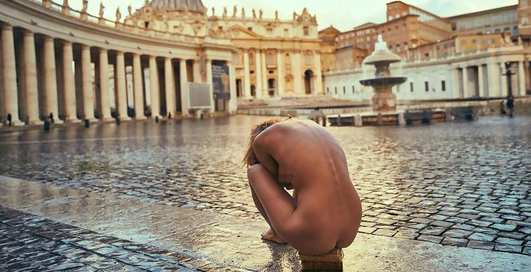 Скандальная модель Playboy Мариса Папен устроила голую фотосессию в Ватикане