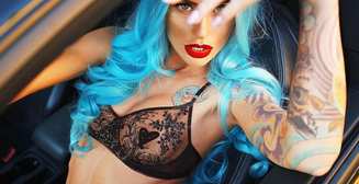 Красотка дня: горячая диджейка Евка Рокс с голубыми волосами