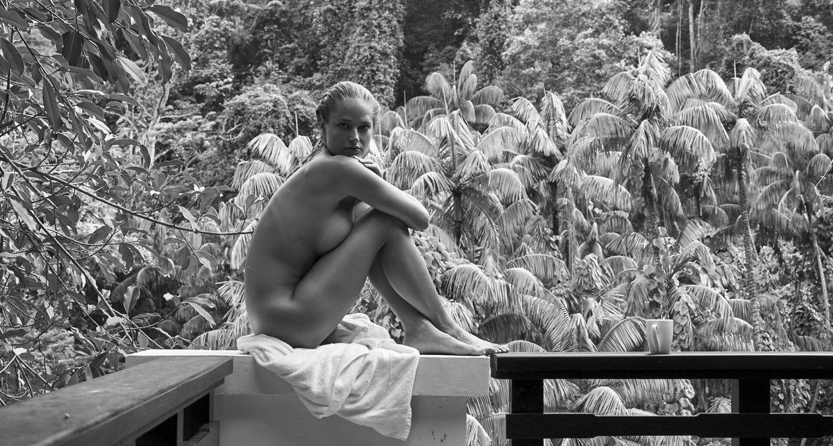 Модель Женевьева Мортон в голой фотосессии на частном острове