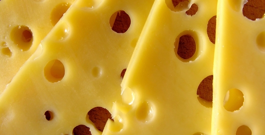 Дырявая еда: почему сыр - это невероятно полезно?