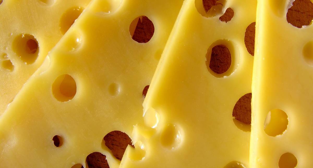 Дырявая еда: почему сыр - это невероятно полезно?
