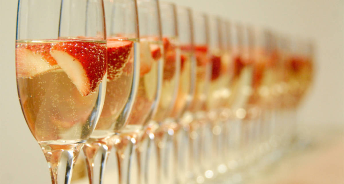 6 необычных новогодних коктейлей на основе шампанского