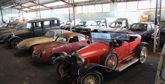 На заброшенном заводе во Франции нашли большую коллекцию ретро-авто