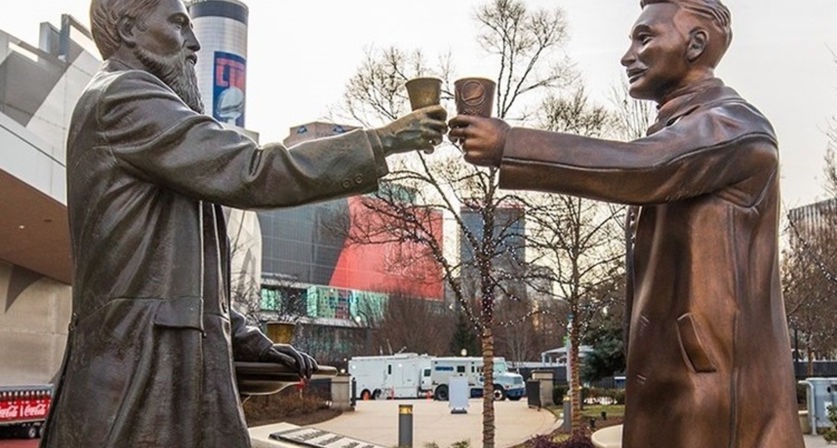 Вечные конкуренты: Pepsi установили памятник в знак примирения с Coca-Cola