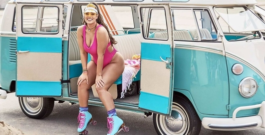 В стиле горячих 80-х: Эшли Грэм в рекламе купальников на пляже