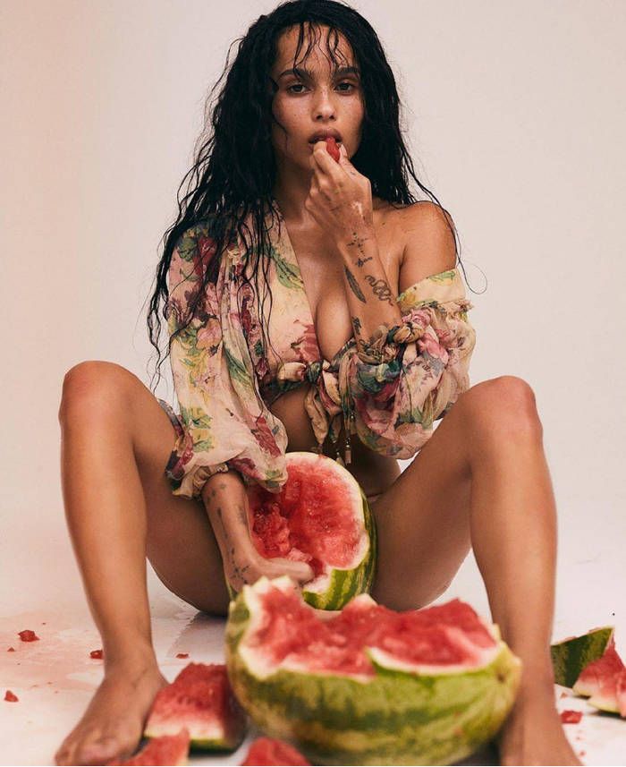 на столе голая девушка с фруктами