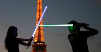 Да пребудет с вами сила: во Франции бои на световых мечах стали видом спорта